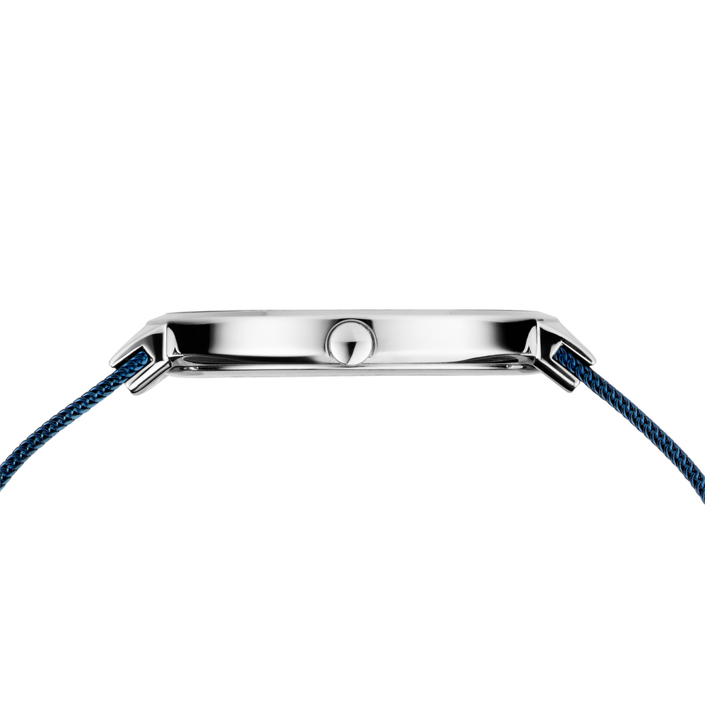 Profilo laterale dell'orologio con cassa argentata lucida e cinturino blu scuro in tessuto.