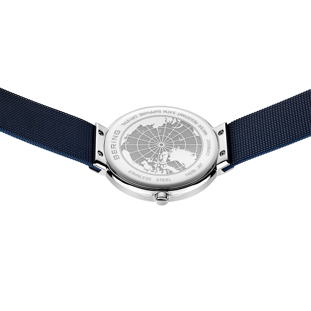 Orologio argentato con cinturino blu scuro e quadrante a globo, vista frontale