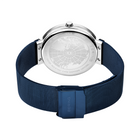 Vista posteriore dell'orologio con cassa in acciaio e cinturino mesh blu scuro.