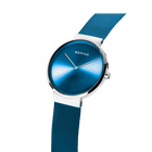 Reloj BERING en ángulo muestra pulsera malla azul y caja acero pulido con esfera azul radiante