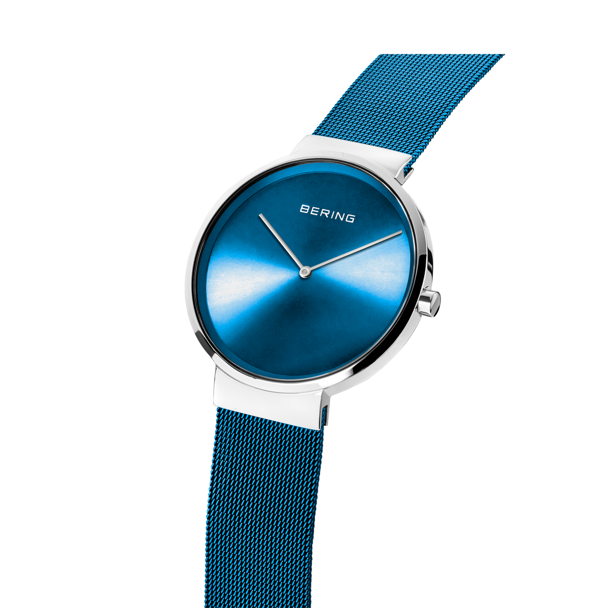 Reloj BERING en ángulo muestra pulsera malla azul y caja acero pulido con esfera azul radiante