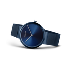 Reloj BERING azul oscuro con esfera minimalista y correa malla metálica, vista frontal en ángulo.