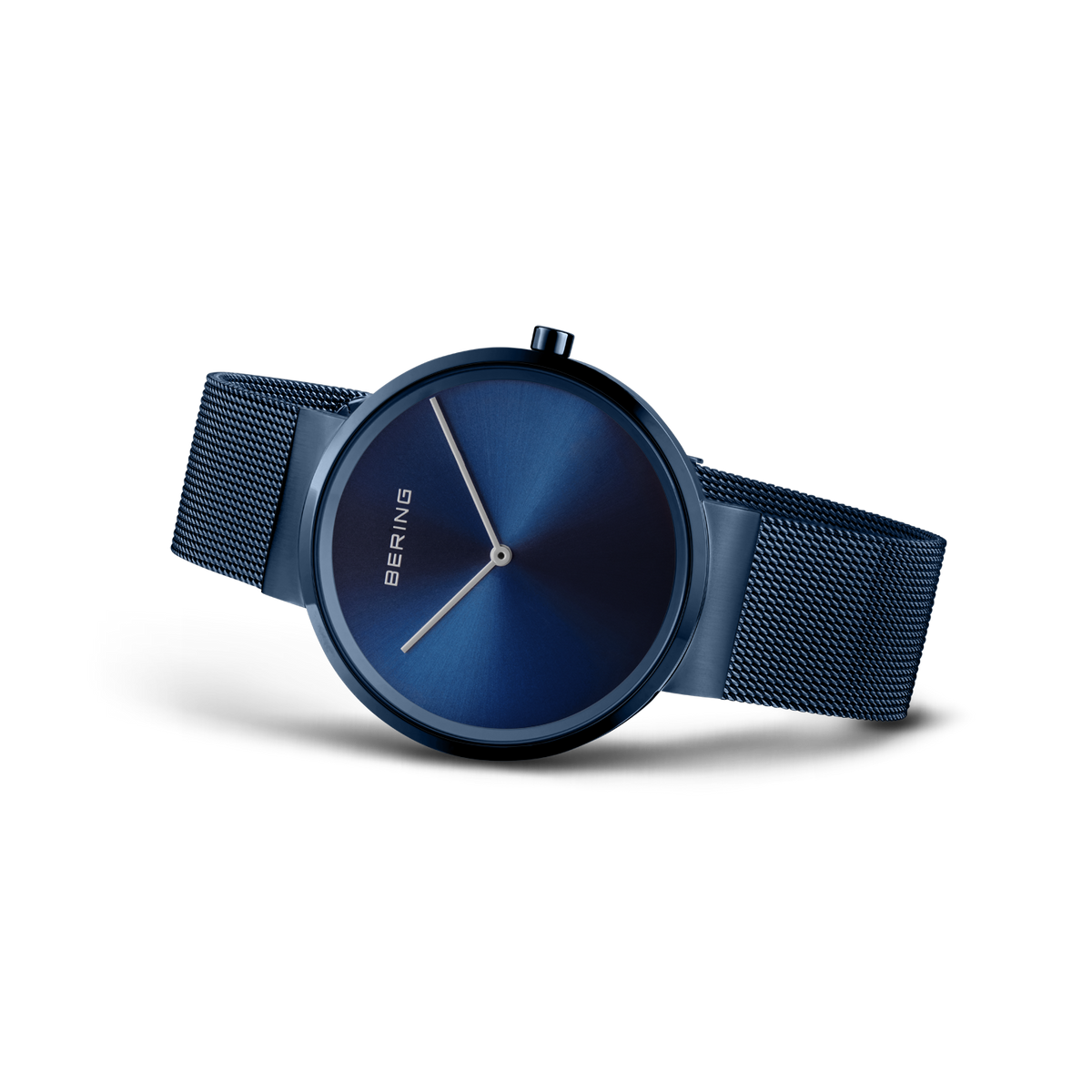 Reloj BERING azul oscuro con esfera minimalista y correa malla metálica, vista frontal en ángulo.