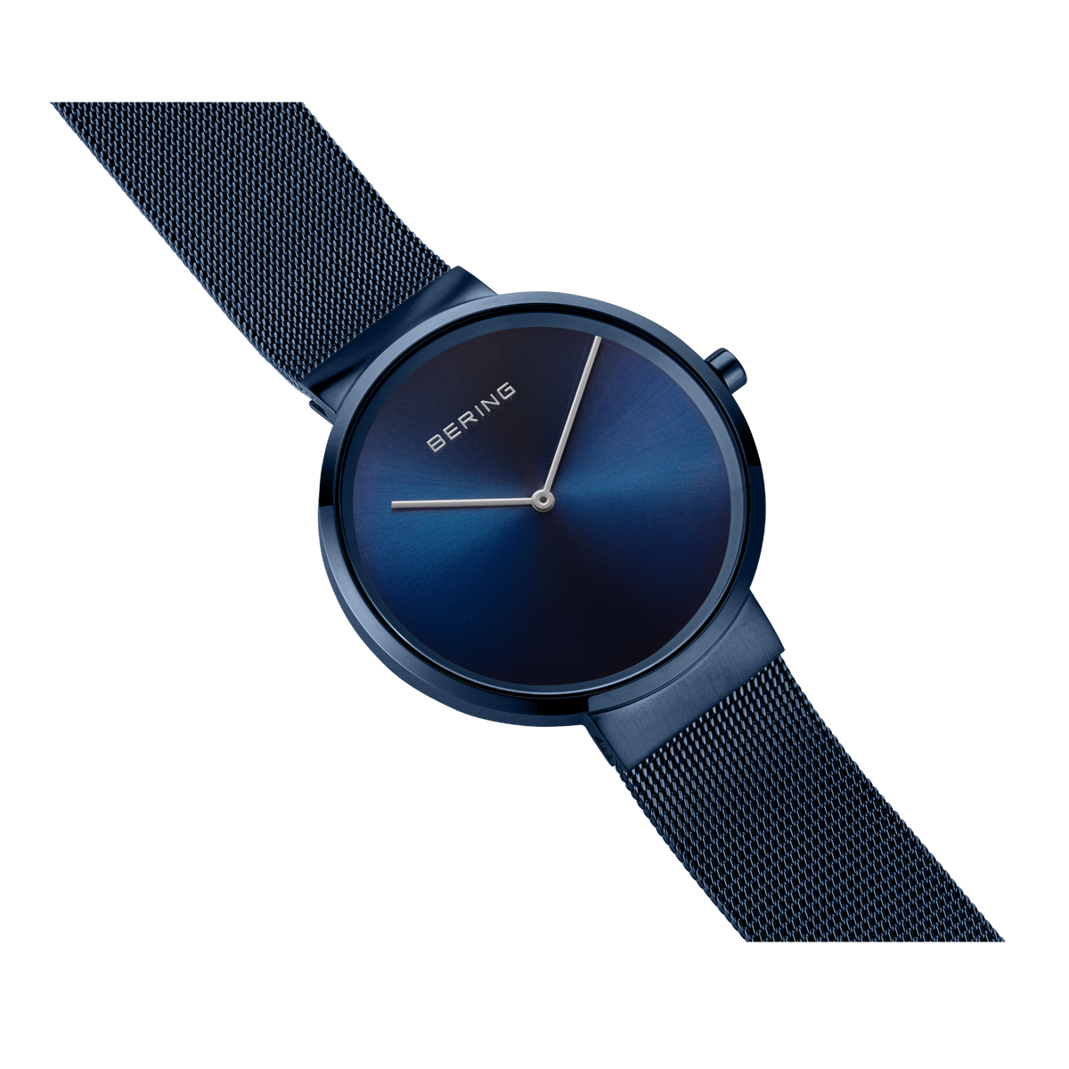 Reloj BERING con esfera redonda azul marino y correa textil de malla, vista angular.