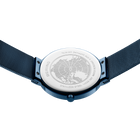 Caseback del reloj con globo grabado, correa textil azul marino, caja metálica plateada