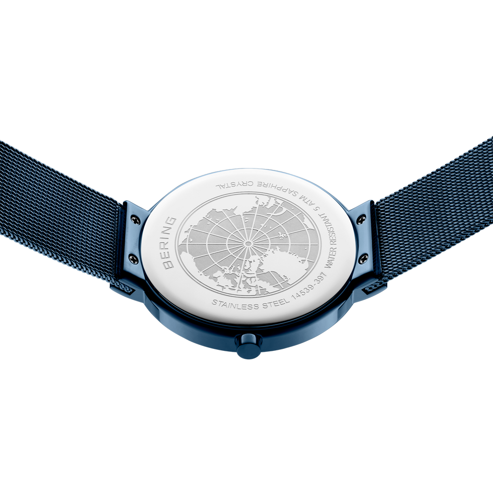 Caseback del reloj con globo grabado, correa textil azul marino, caja metálica plateada