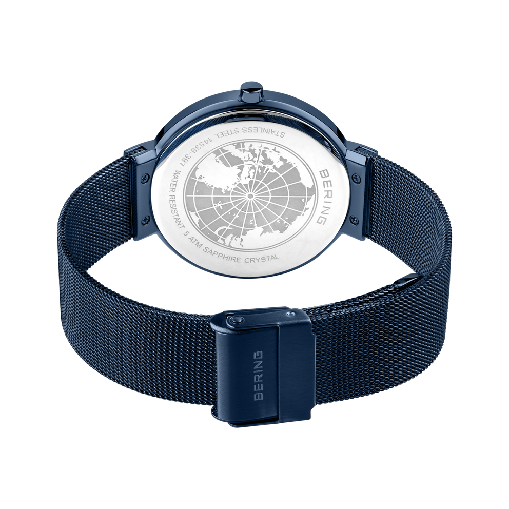 Caseback de reloj con grabado de mapa mundial en caja blanca y pulsera malla azul oscuro