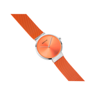 Reloj de pulsera con esfera naranja, caja plateada y correa textil a juego.