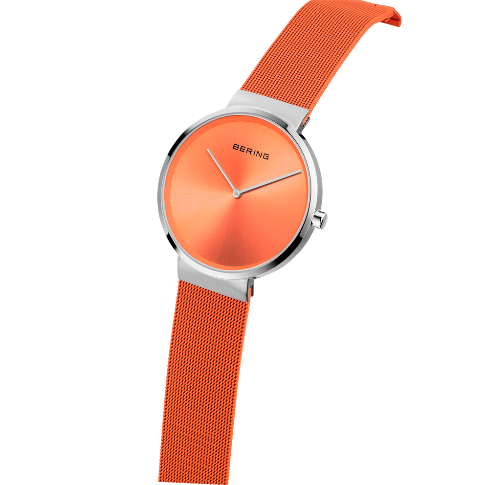 Reloj BERING con esfera naranja, caja de acero y correa de malla, vista angular