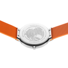 Reloj BERING visto desde atrás con casquete grabado, correa naranja visible