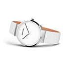 BERING-Armbanduhr mit weißem Lederarmband, minimalem Zifferblatt und silbernem Gehäuse, Schrägansicht