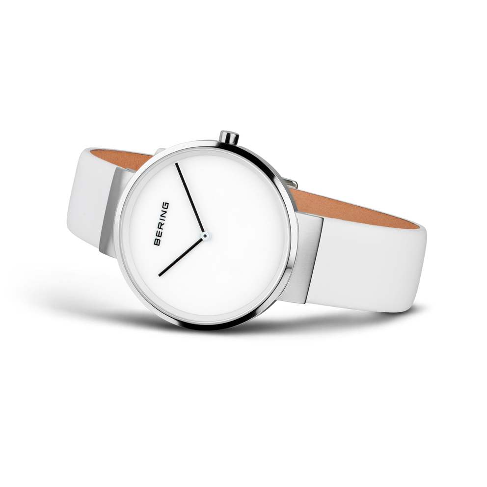 BERING-Armbanduhr mit weißem Lederarmband, minimalem Zifferblatt und silbernem Gehäuse, Schrägansicht