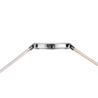 Uhr in Seitenansicht: silbernes quadratisches Gehäuse, Krone oben, helles Lederarmband