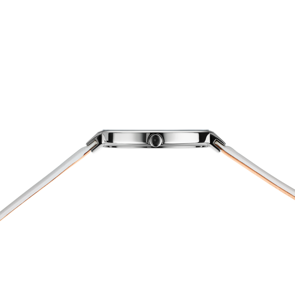 Uhr in Seitenansicht: silbernes quadratisches Gehäuse, Krone oben, helles Lederarmband