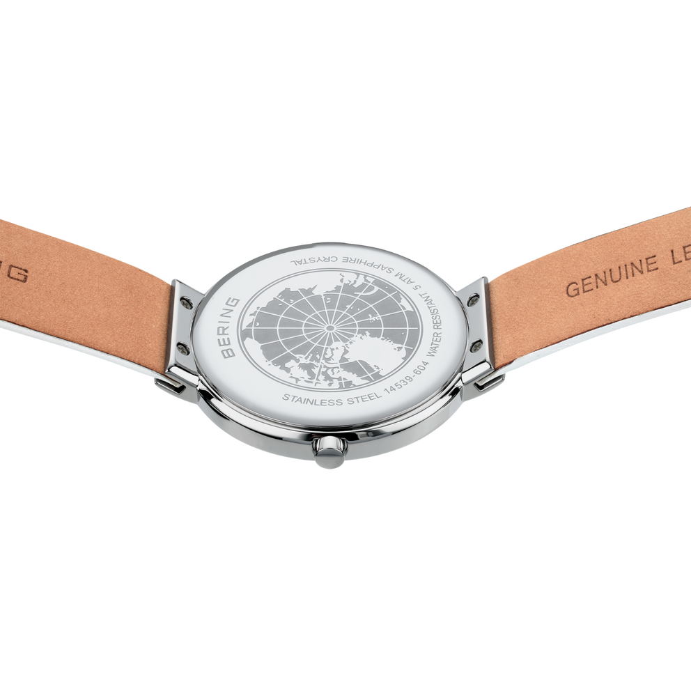 BERING Armbanduhr mit beigem Lederarmband und silbernem Gehäuse, von oben fotografiert mit detailliertem Zifferblatt.