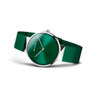 Orologio BERING con quadrante verde scuro, cassa color argento e cinturino maglia verde, vista d'angolo
