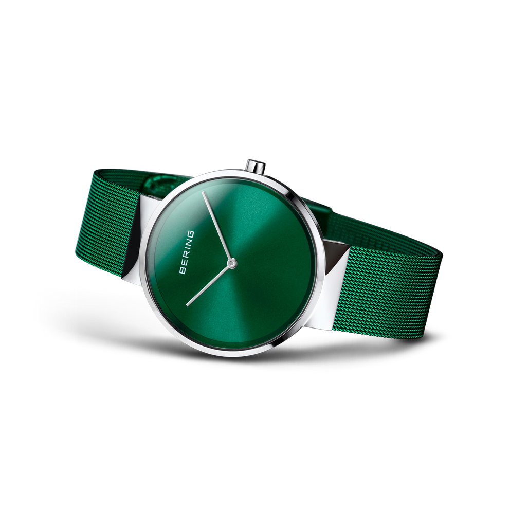 Orologio BERING con quadrante verde scuro, cassa color argento e cinturino maglia verde, vista d'angolo