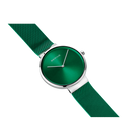 Quadrante verde scuro con lancette bianche, cassa argento, cinturino mesh abbinato, vista inclinata.