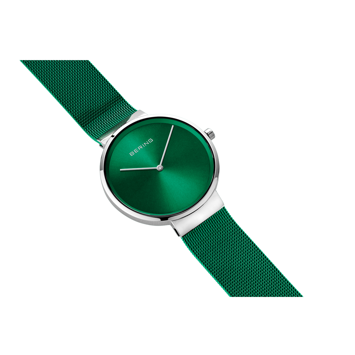 Quadrante verde scuro con lancette bianche, cassa argento, cinturino mesh abbinato, vista inclinata.