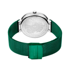 Fondello dell'orologio con design globo inciso, cassa in acciaio, cinturino mesh verde e fibbia coordinata