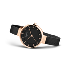 Orologio da polso BERING modello 14631-166 con cassa oro rosa, quadrante nero e cinturino mesh nero, visto in angolazione.