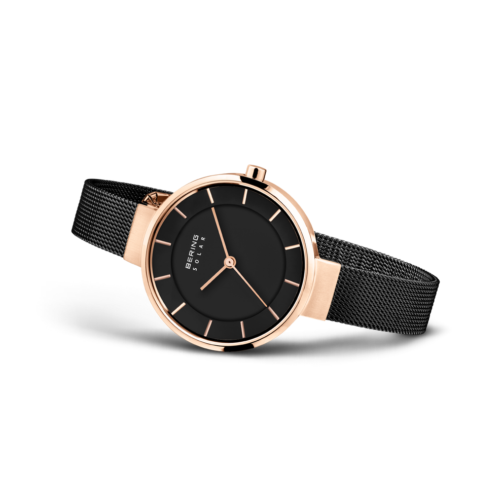 Orologio da polso BERING modello 14631-166 con cassa oro rosa, quadrante nero e cinturino mesh nero, visto in angolazione.