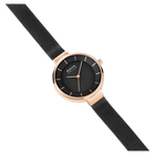 Orologio BERING con cassa oro rosa e cinturino maglia nera; quadrante nero in vista tre quarti.