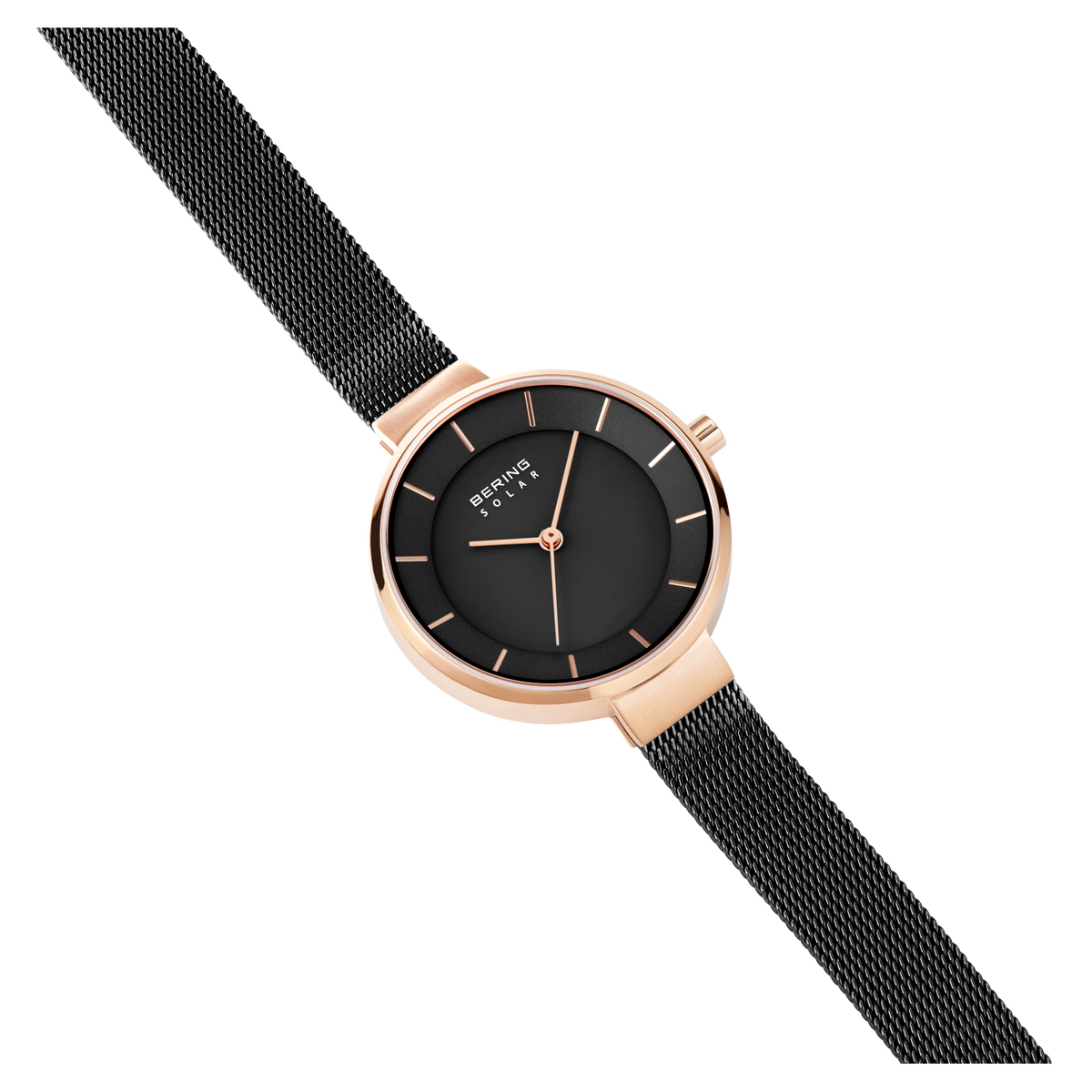 Orologio BERING con cassa oro rosa e cinturino maglia nera; quadrante nero in vista tre quarti.