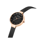 Orologio rotondo con cassa oro rosa e quadrante nero, indossato su cinturino mesh scuro, vista angolata