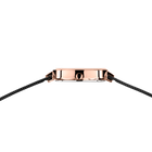 Cassa orologio rettangolare color oro rosa vista dall'alto, cinturino in cuoio nero su entrambi i lati