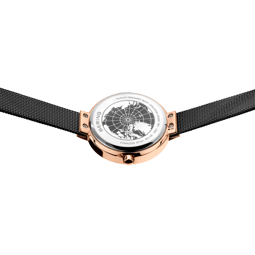 Orologio oro rosa con quadrante bianco scheletrizzato e cinturino tessuto nero, vista dall'alto.
