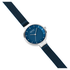 Orologio BERING con quadrante blu scuro rotondo, cassa argentata e cinturino mesh scuro in diagonale.