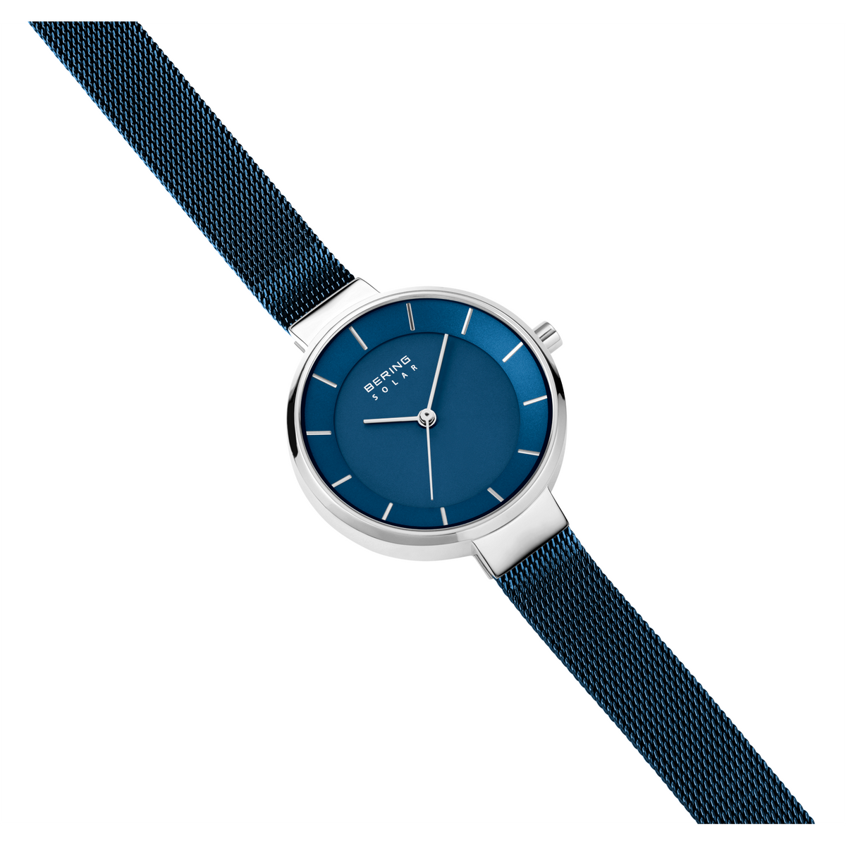 Orologio BERING con quadrante blu scuro rotondo, cassa argentata e cinturino mesh scuro in diagonale.