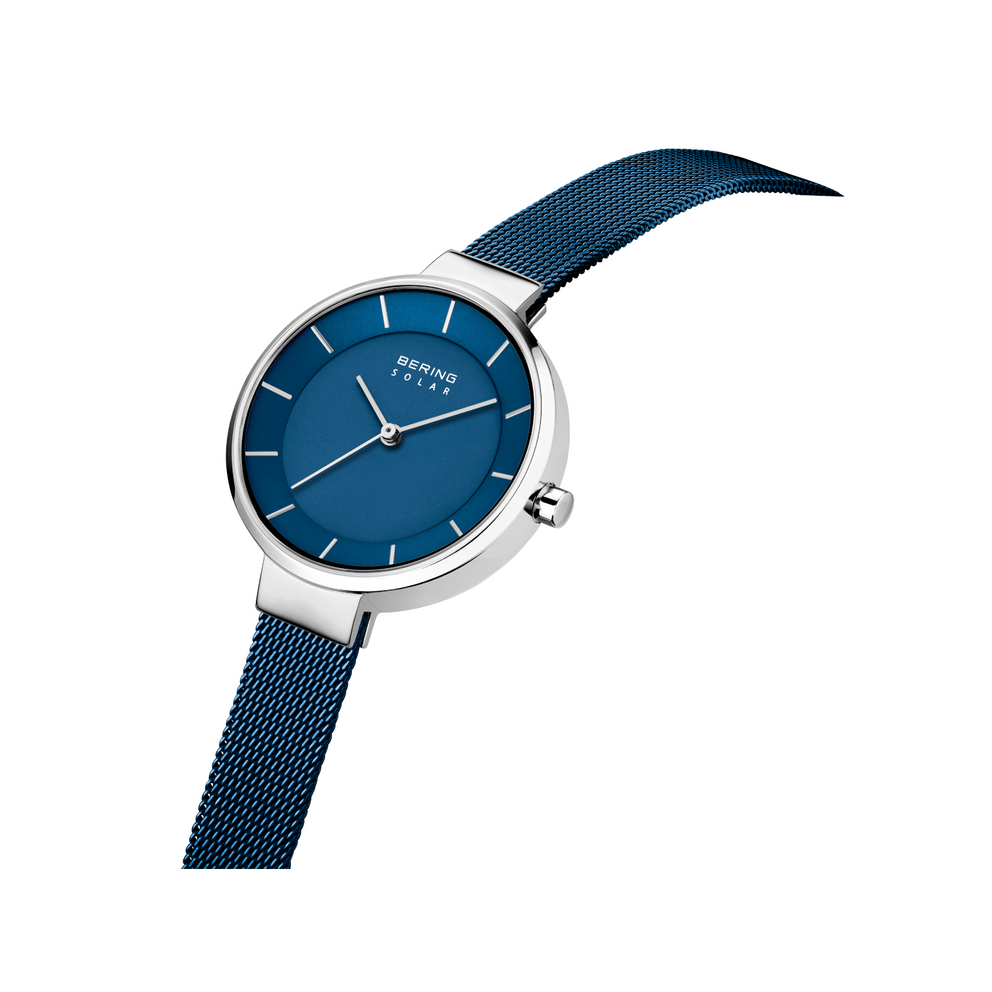 Orologio da polso con quadrante blu scuro, cassa argentata e cinturino in tessuto blu.