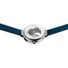 Orologio con cassa argentata, quadrante scheletro con design celestiale e cinturini in tessuto blu scuro.
