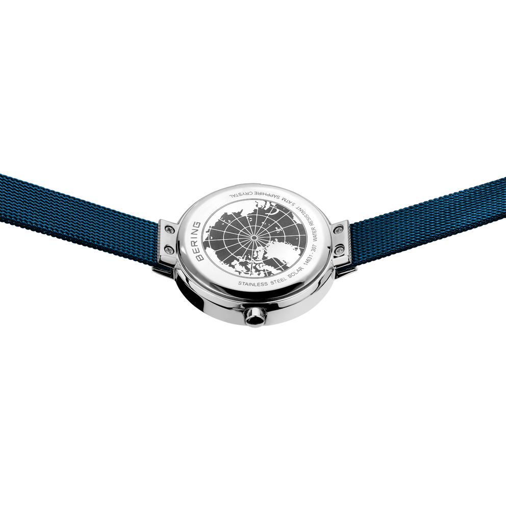Orologio con cassa argentata, quadrante scheletro con design celestiale e cinturini in tessuto blu scuro.