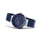 Montre avec cadran bleu foncé, boîtier argenté et bracelet maille bleu marine, vue latérale