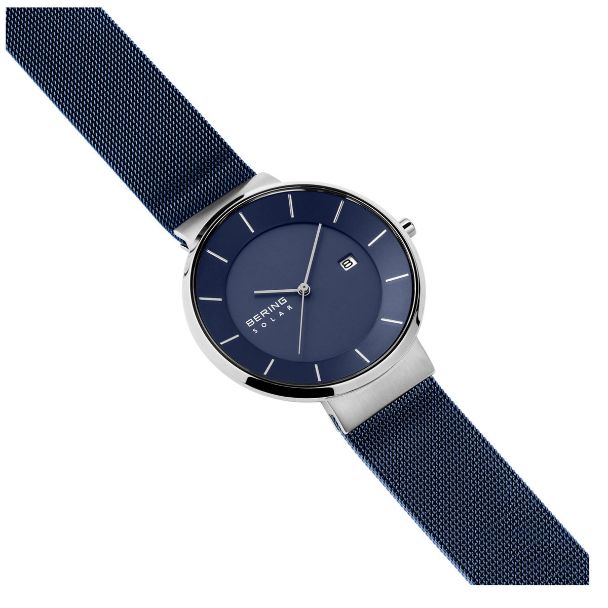 Montre au cadran bleu marine et boîtier argenté, bracelet textile structuré, vue en angle
