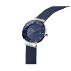 Détail rapproché de la montre avec cadran bleu foncé, boîtier acier inoxydable et bracelet maille, vue de côté