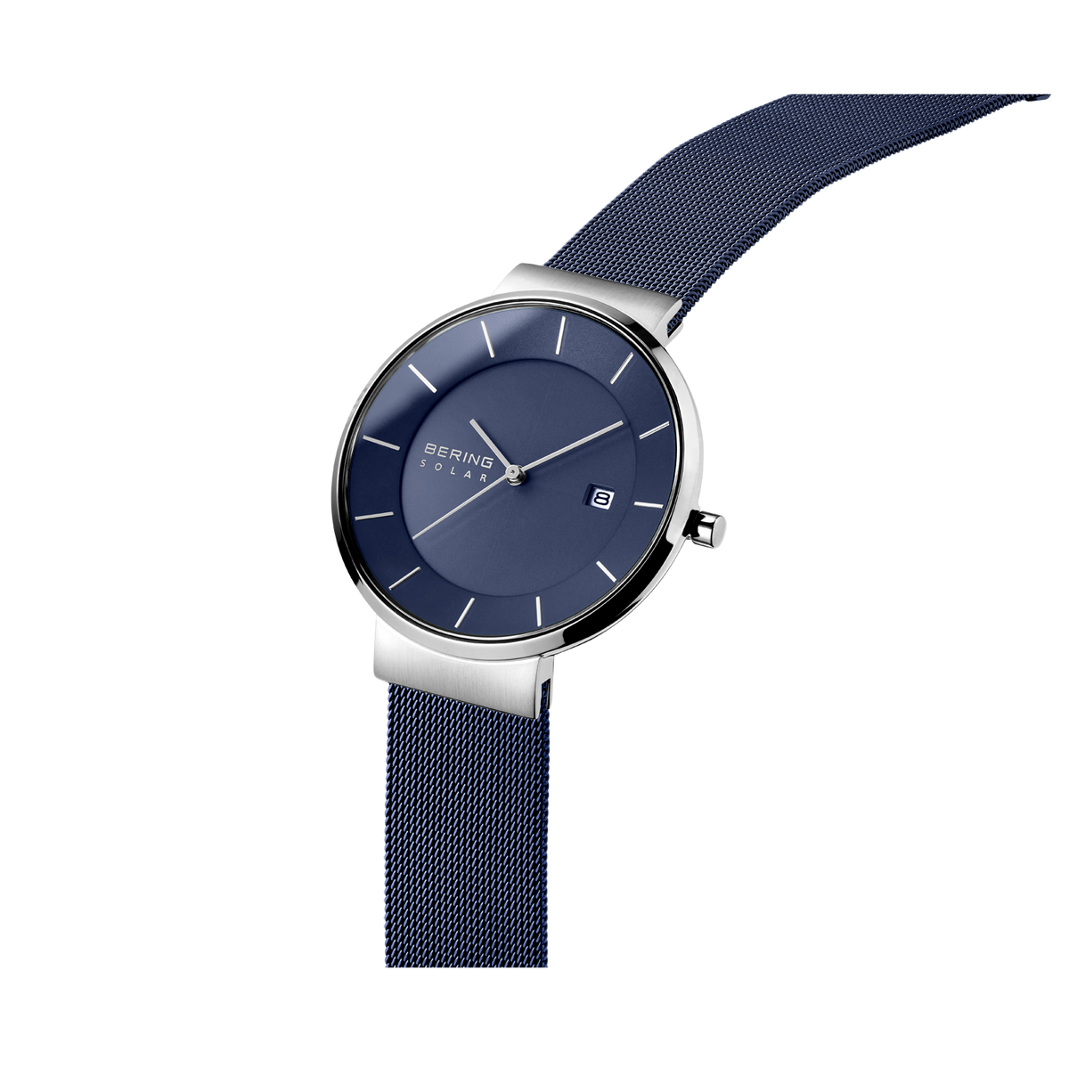 Détail rapproché de la montre avec cadran bleu foncé, boîtier acier inoxydable et bracelet maille, vue de côté