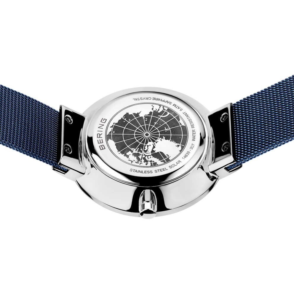 Montre BERING photographiée de haut, cadran argenté avec carte du monde, bracelet bleu marine