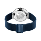 Montre affichée de face avec bracelet mailles bleu marine et boucle assortie; cadran avec motif globe et lunette chromée.