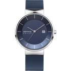 Montre BERING Solar avec boîtier argenté, cadran bleu foncé à dégradé, aiguilles argentées, bracelet maille marine
