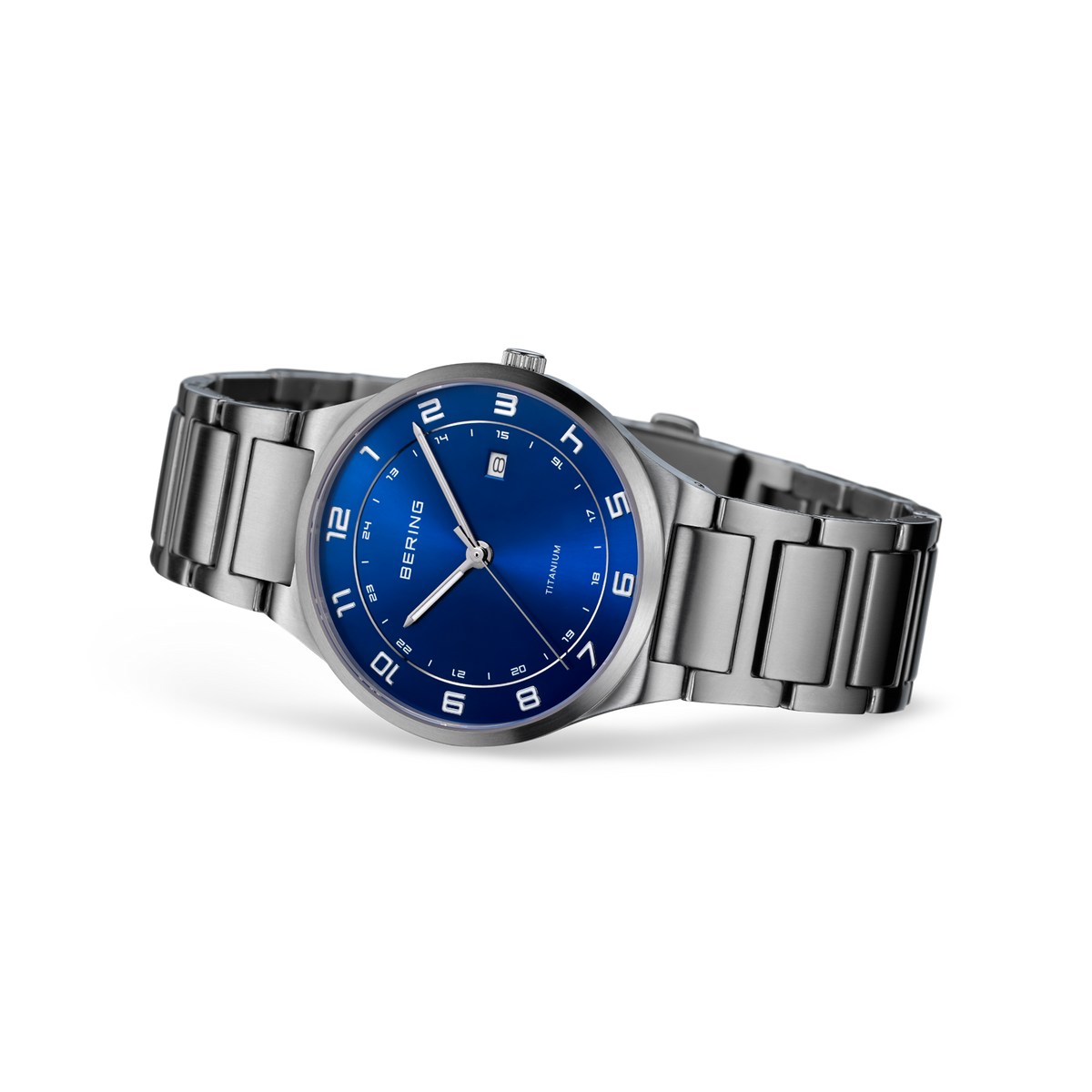 Reloj BERING con esfera azul y pulsera de metal plateado, diseño de tres eslabones