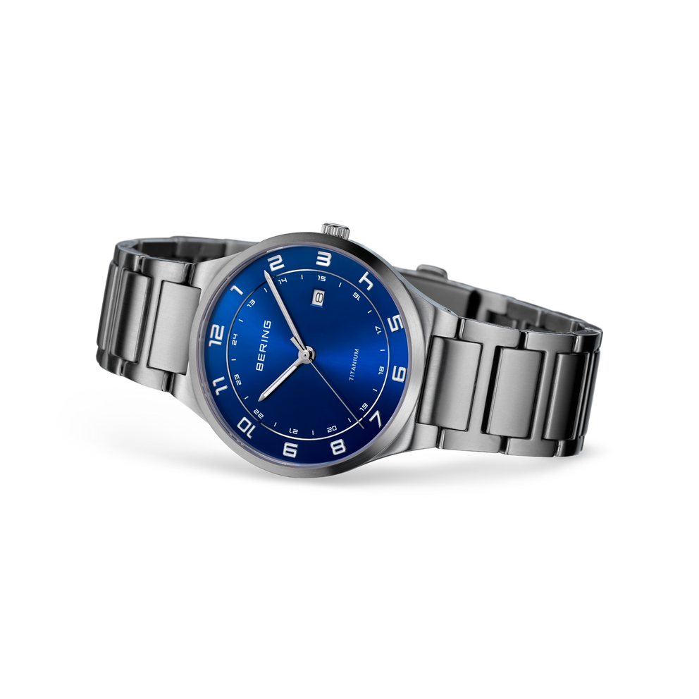 Reloj BERING con esfera azul y pulsera de metal plateado, diseño de tres eslabones