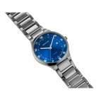 Reloj con esfera azul y pulsera de eslabones de metal, vista angular