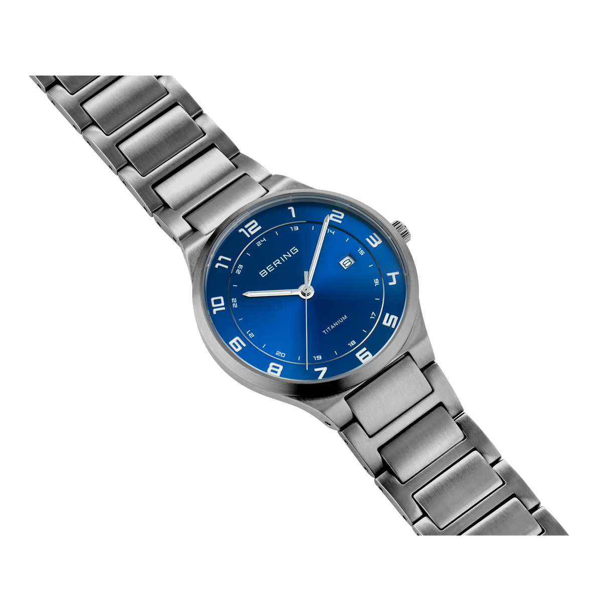 Reloj con esfera azul y pulsera de eslabones de metal, vista angular