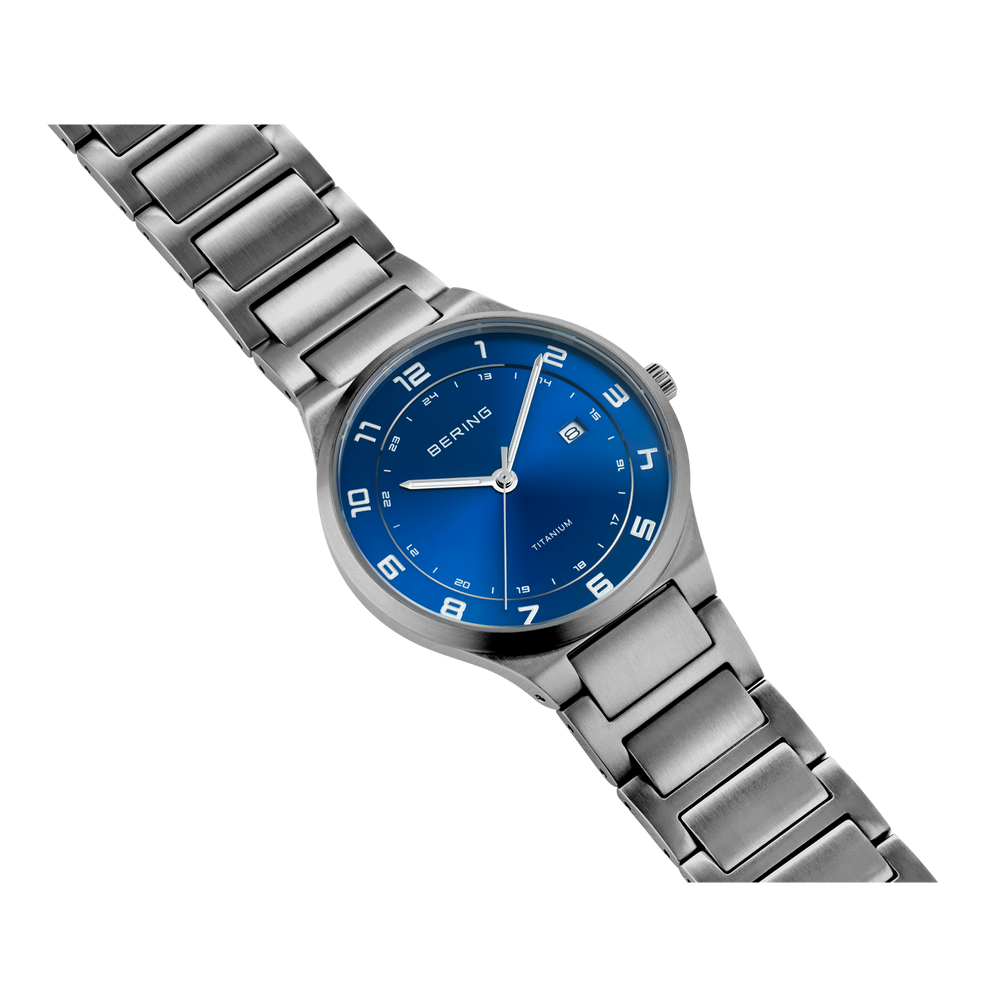 Reloj con esfera azul y pulsera de eslabones de metal, vista angular