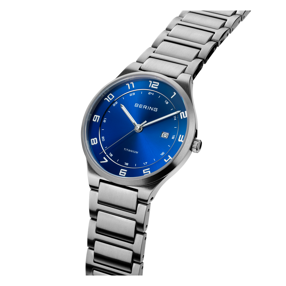 Reloj de pulsera BERING con esfera azul, agujas e índices blancos, ventana de fecha, correa de acero eslabonado