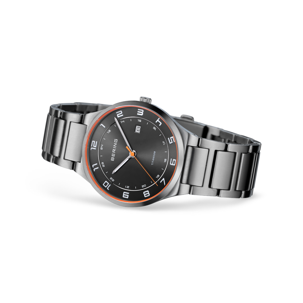 Reloj BERING con esfera negra y bisel rose doré, mostrado en ángulo con pulsera de eslabones metálicos